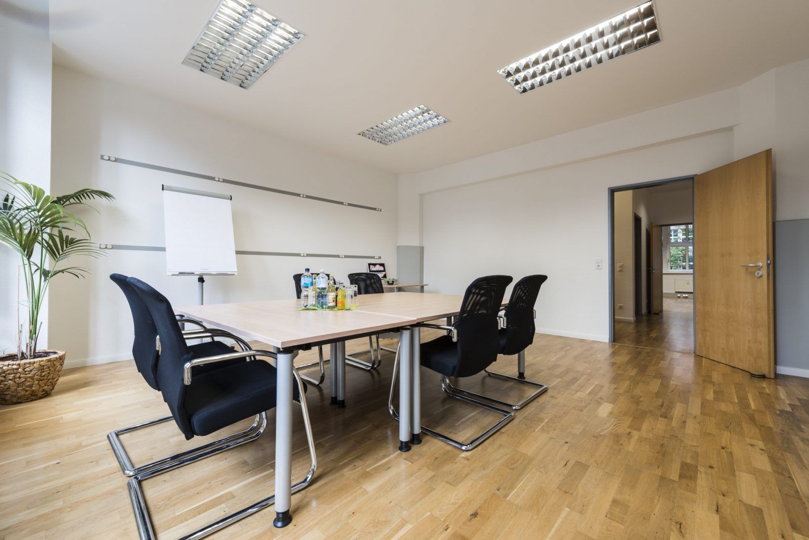 Konferenzraum in Hamburg mit 3 Tischen und 6 Stühlen