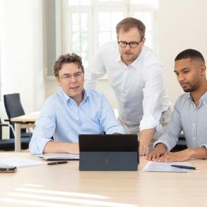 3 Vertriebstrainer diskutieren über Kunden-Akquise