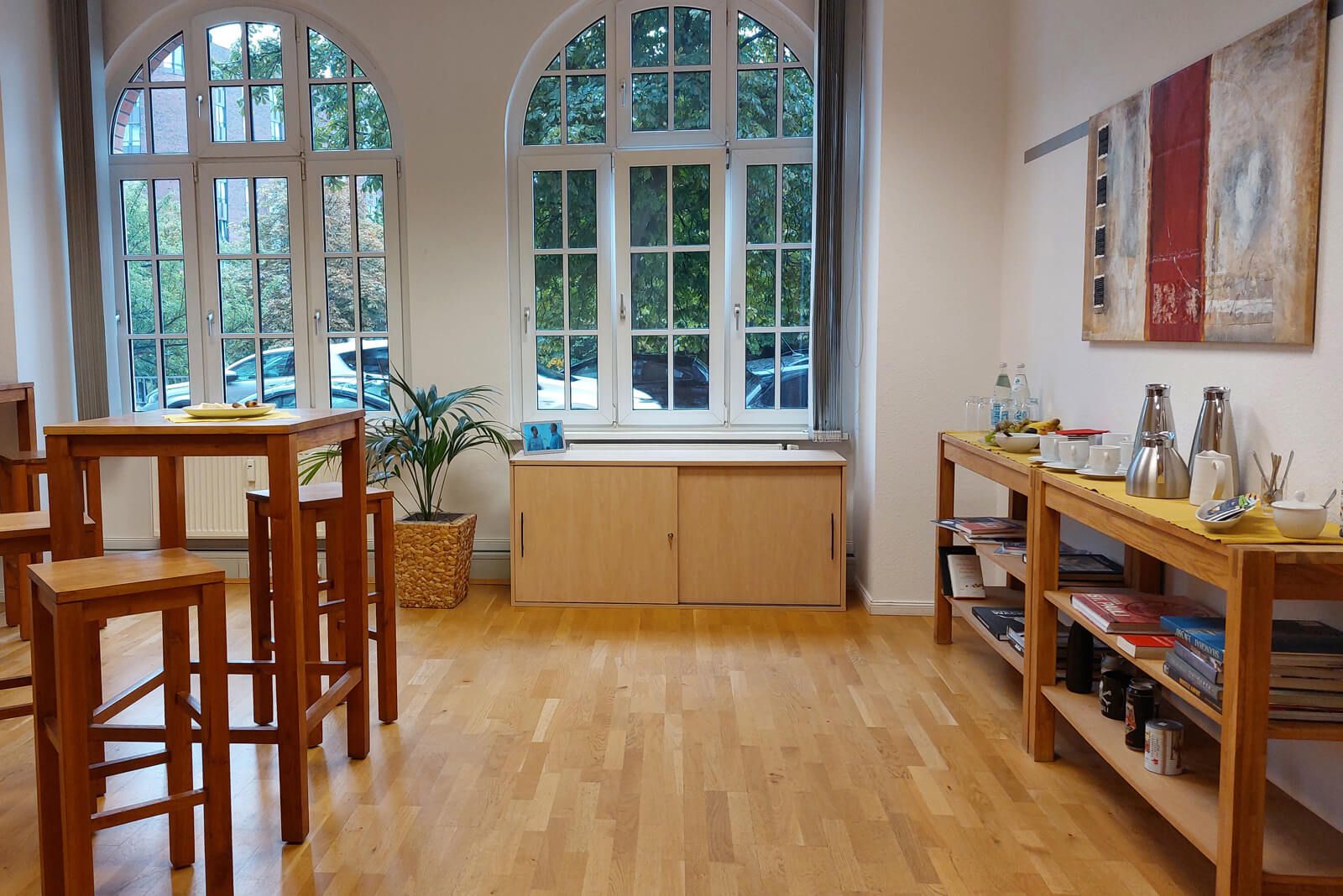 Heller Seminarraum in Hamburg mit bereitgestelltem Essen und Trinken für die Teilnehmer eines Meetings